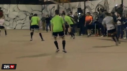 Neymar tira de lambretta hasta jugando con un grupo de niños