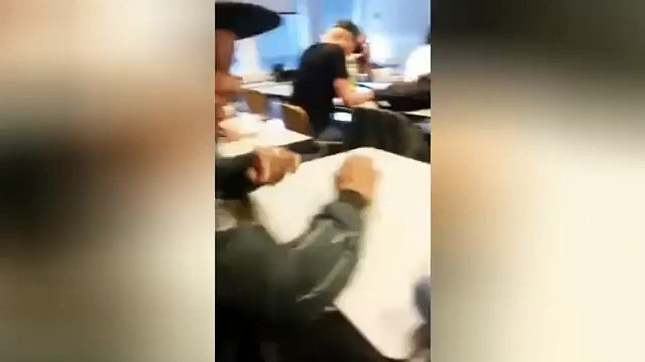 Şeytanın Aklına Gelmez! Uyuyan Öğrencisini Yangın Söndürücü İle Uyandıran Öğretmen