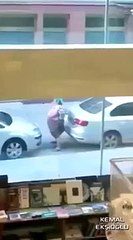 Sokakta Ayaküstü Tuvaletini Yapan Teyze