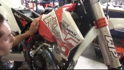 Comment installé un kit graphique sur un motocross ?