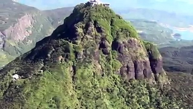 paharon k oper makaan kia khubsurat manzer hy