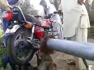 Geo pakistanio kis tarah byc sy tubwell sy pani nikal lia hy