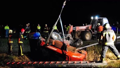 Kraan in sloot bij Stedum; man bevrijd uit cabine - RTV Noord