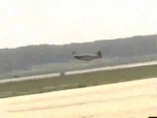 Un avion fait un rase mottes