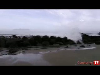 Dev dalgalardan ve sel sularından kurtuluş anları kamerada