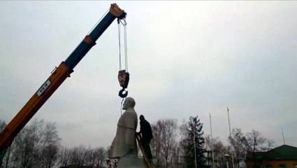 Yerinden Sökmeye Çalıştıkları Heykeli Yere Düşürdüler