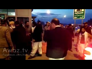 Angry man confronts Maulana Fazlur Rehman