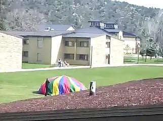Ils fument de l'herbe sous un parachute et se font choper par la police