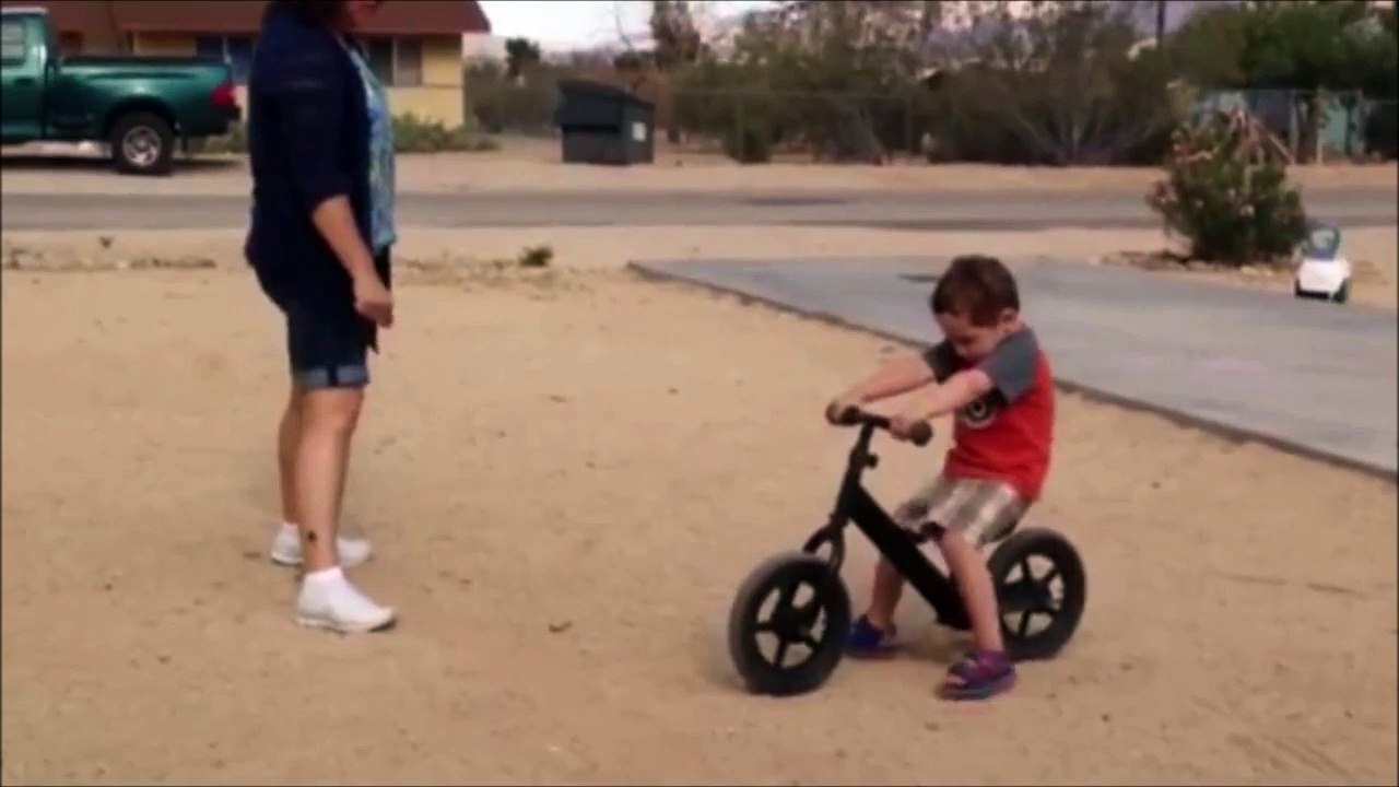 Quand ton vélo se casse en 4 en pleine cascade... Pauvre petit gamin