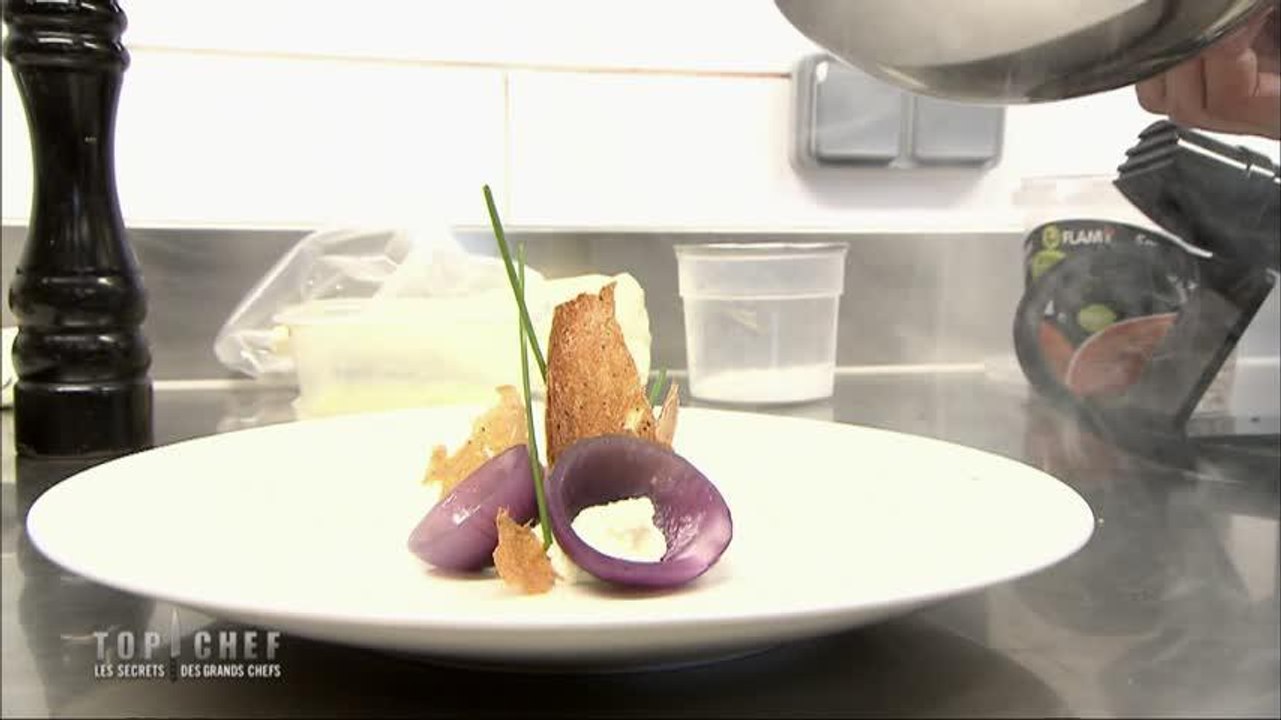 Tuiles de pommes de terre, chèvre frais et oignons barbecue