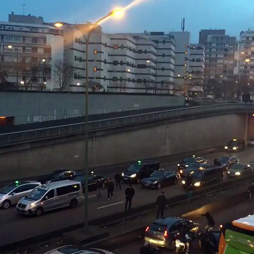 Des chauffeurs de taxis tentent de bloquer le trafic