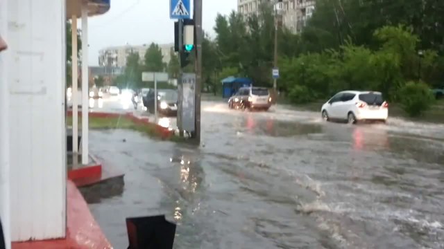Ливень, на доске по лужам по улицам Тюмени!