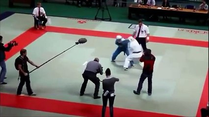 Hakem hızını alamayıp ikisini de dövdü
