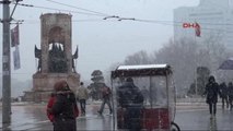 Taksim'den Kar Yağışı Görüntüleri