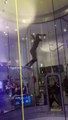 L'incroyable chorégraphie d'un homme dans un simulateur de chute libre