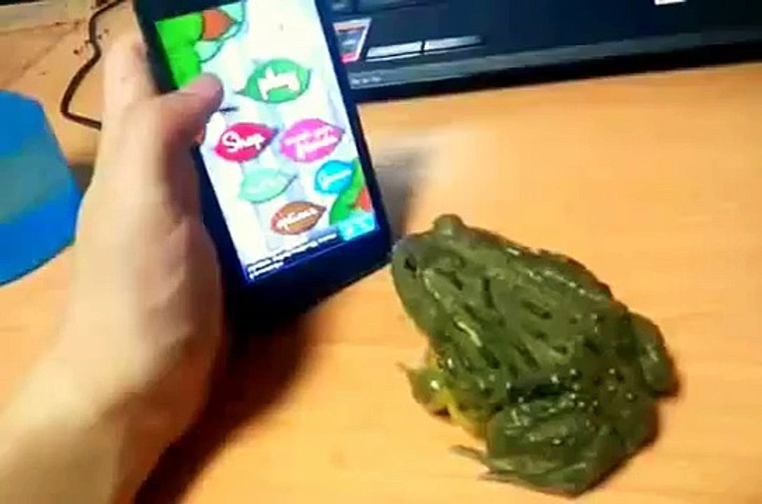 LOL Frog eats a Troll finger EPIC FAIL