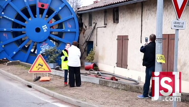 Une bobine de 120 tonnes s'encastre dans la façade d'un restaurant