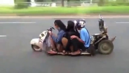 3 ados indonésiens sur un mini scooter. Enorme!!!