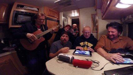 groupe de musique coincé sur l'autoroute pendant la tempete