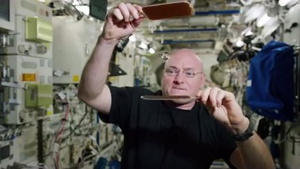 Un astronaute joue au ping pong dans l'espace