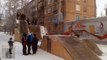 Des gamins russes font de la luge sur un skate park gelé. Enorme...