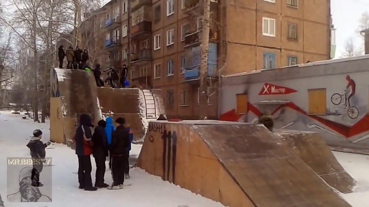 Des gamins russes font de la luge sur un skate park gelé. Enorme...