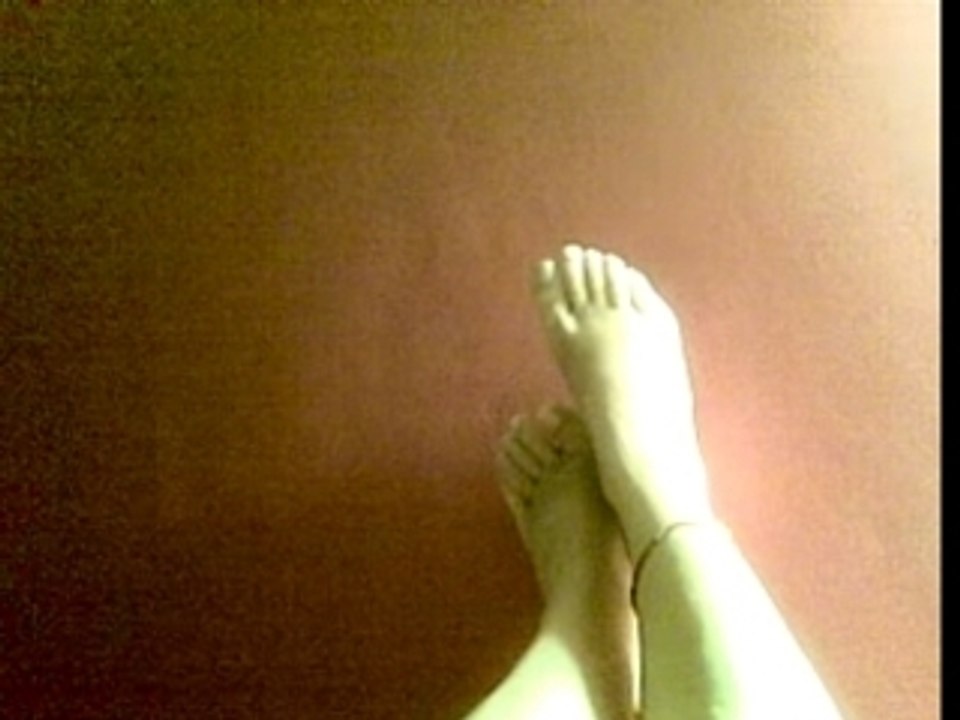 Elle fit des pieds..