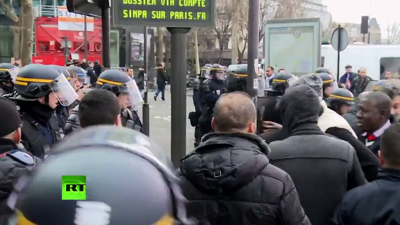 Les chauffeurs de taxis se font gazer par les CRS en essayant de se rendre à Matignon