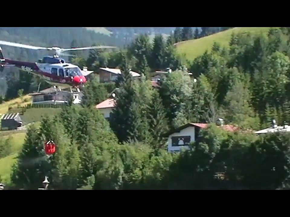 Polizei Helikopter des BMI löscht Feuer auf dem Unnütz in Achenkirch