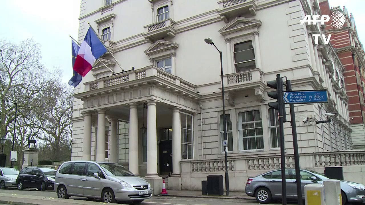 Banksy London artwork criticises Calais migrant treatment