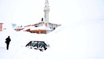 Hakkari ve Bitlis'te Ev ve Arabalar Kara Gömüldü