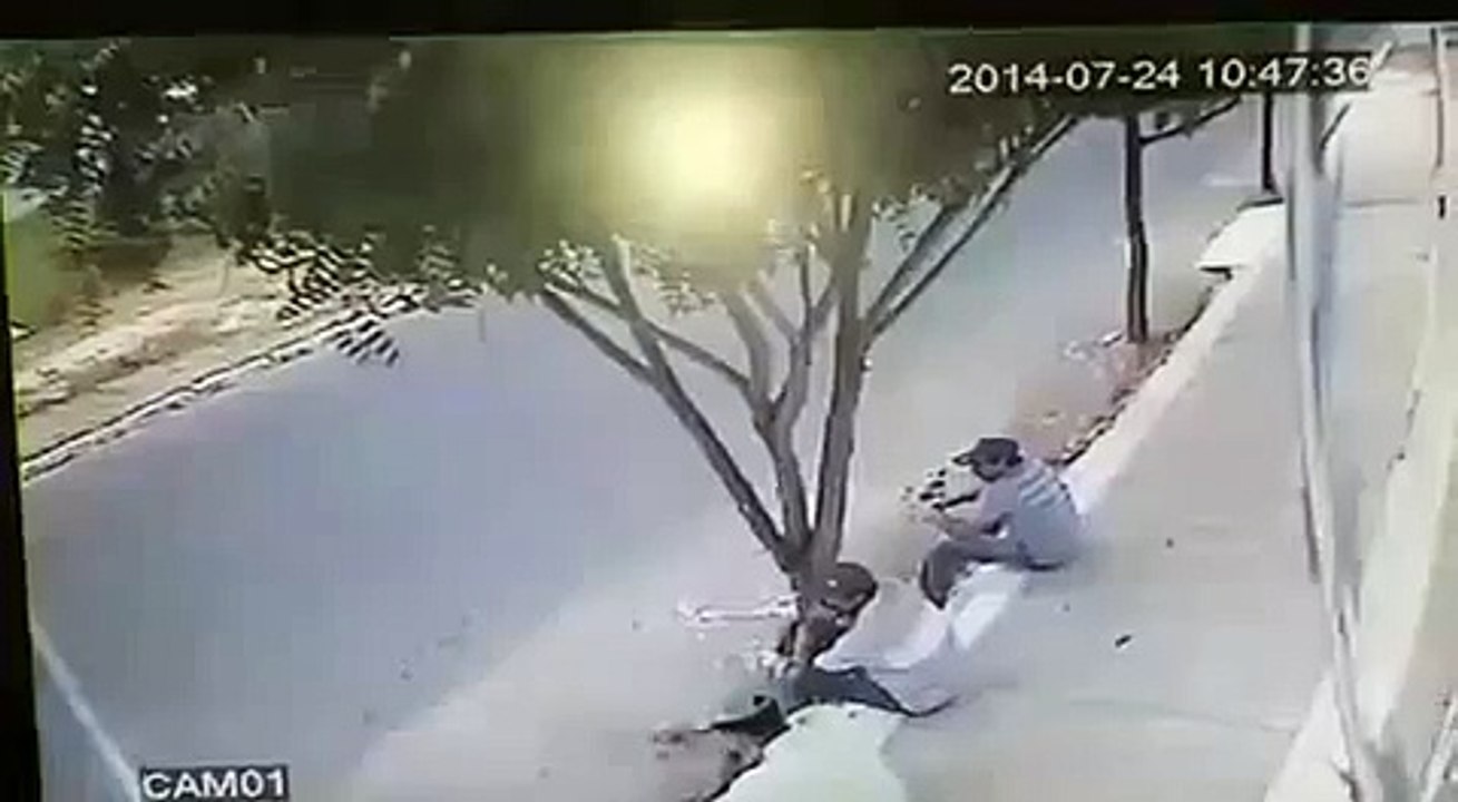 Une voiture manque d'ecraser trois piétons