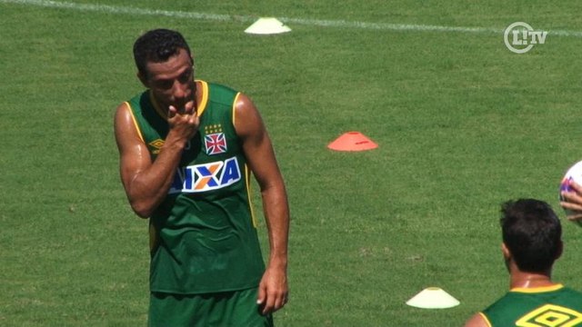 Bons passes, gols e cobrança. Veja como foi o treino de Nenê no Vasco
