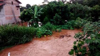 Córrego transborda em Sarzedo