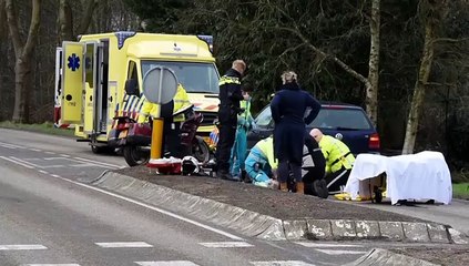 Fietser geschept door auto in Harkstede - RTV Noord