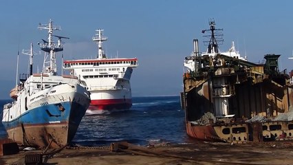 Корабль на полном ходу въезжает на берег