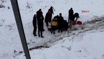 Erzincan Otomobil Kar ve Buzlu Yolda Kaydı: 2 Yaralı