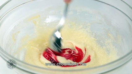 Gâteau roulé imprimé aux fraises حلوى ملفوفة منقطة محشوة بالفراولة