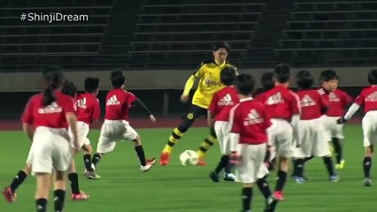 Shinji Kagawa takes on a team of kids