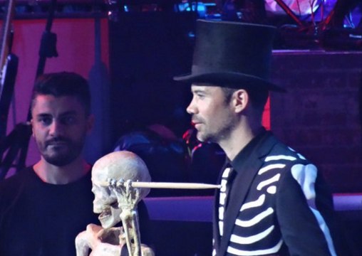 Les Enfoirés 2016 chantent Brisé de Maitre Gims