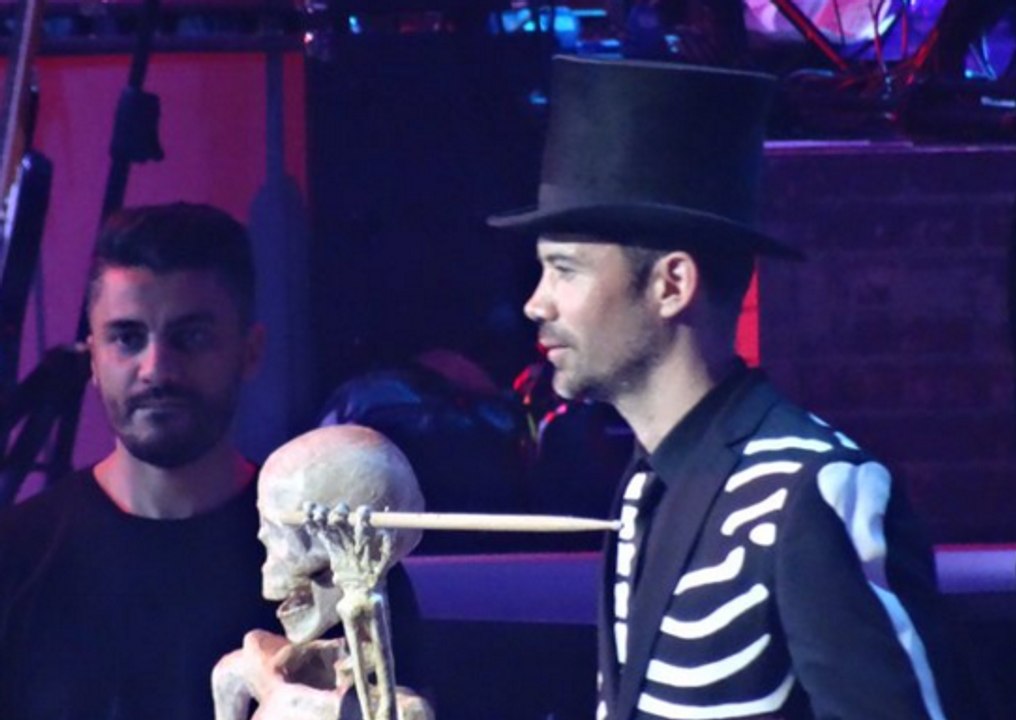 Les Enfoirés 2016  chantent "Brisé"  de Maitre Gims