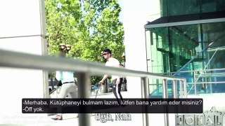 Kütüphaneye Gitmek İsteyen Görme Engelli Birine Zenginler mi Daha Yardımsever Davranır Fak