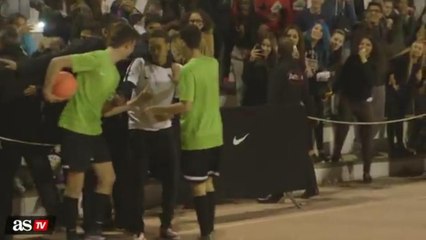 Neymar dá carretilha em evento de exibição de nova chuteira