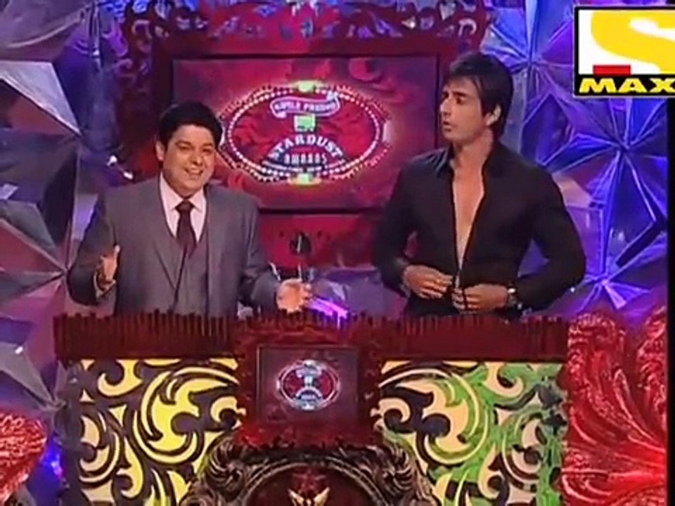 Dashing Fit Actor Sonu Sood Remove His Shirt At Award Function.