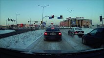 Driver stuck in snow at stoplight receives unexpected help