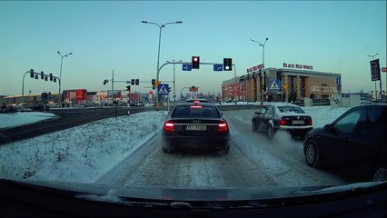 Driver stuck in snow at stoplight receives unexpected help