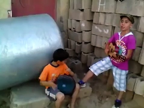 Deux petit kabyles chantent Lounés Matoub (ath hamdoune)