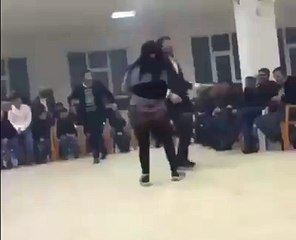 Dans ederken kendinden geçen adam