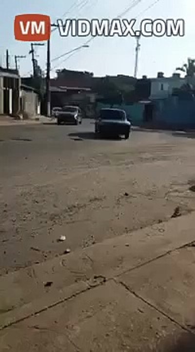 IDIOT TRYING TO DRIFT HITS THE SIDEWALK AND LOSES ONE OF THE TIRES