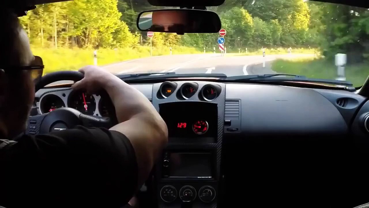 Une course entre deux bolides ne se passe pas comme prévue